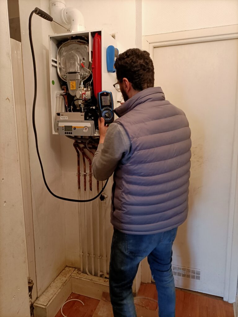 Plombier chauffagiste AD Services en intervention de dépannage chauffage à Sequedin